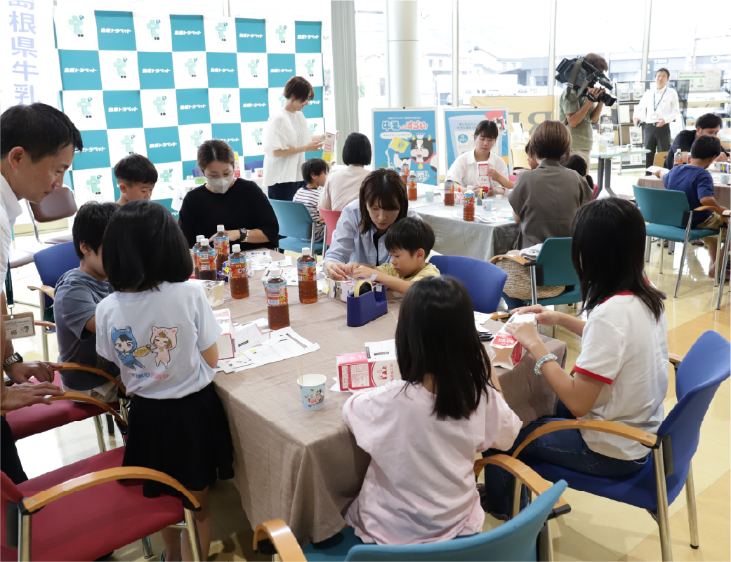 8月9日、島根トヨペット雲南店と浜田店で 「牛乳パック工作教室」を開催しました。