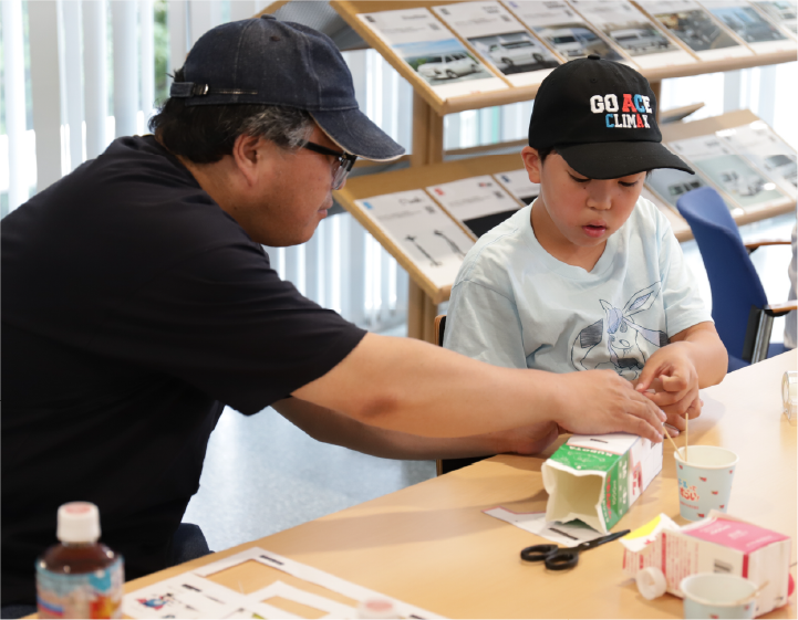 2025年8月9日 牛乳パック工作教室を行いました！の様子1 MORE MILK