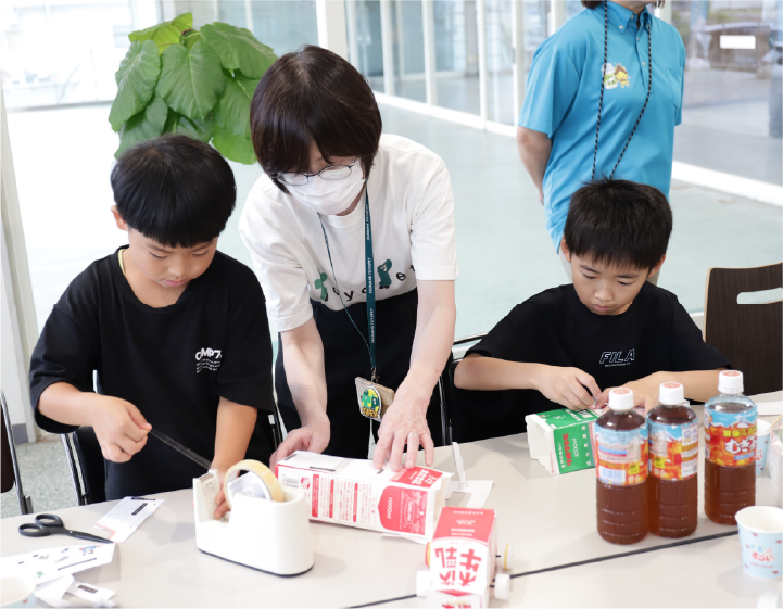 2025年8月9日 牛乳パック工作教室を行いました！の様子1 MORE MILK