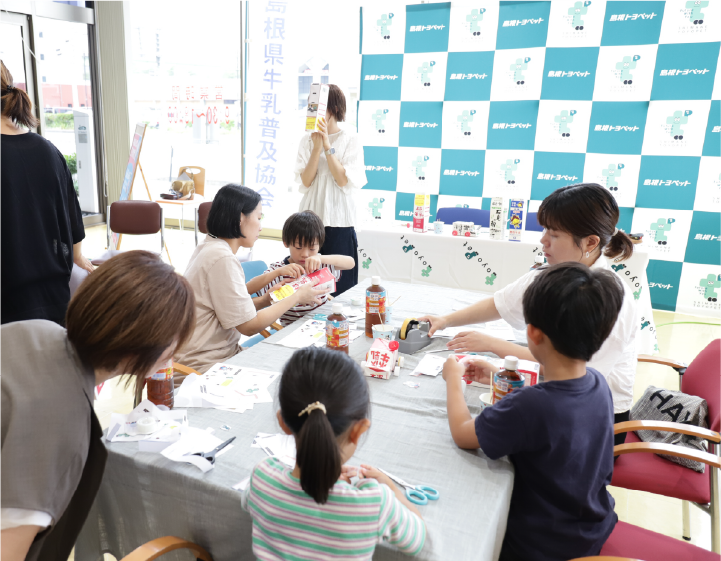 2025年8月9日 牛乳パック工作教室を行いました！の様子1 MORE MILK